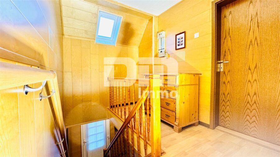 Schöne Doppelhaushälfte mit Nebengebäude, Garage und angelegtem Gartenbereich - OG / DG Flur / Diele